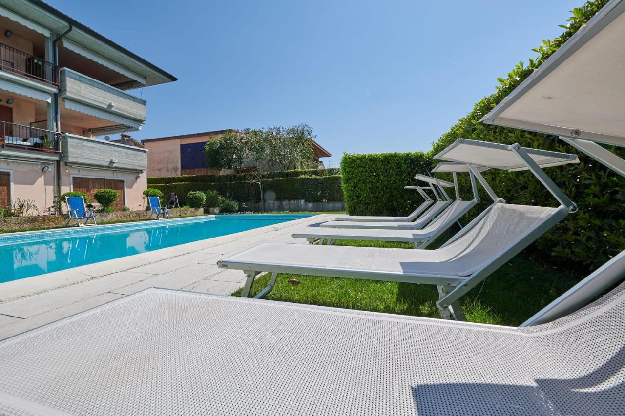 Front Lake Studio With Loft Bed And Pool バルドリーノ エクステリア 写真