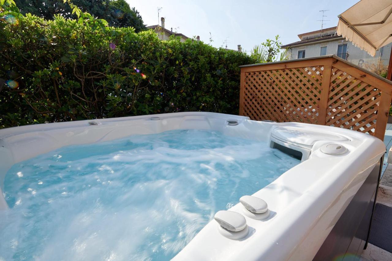 Front Lake Studio With Loft Bed And Pool バルドリーノ エクステリア 写真