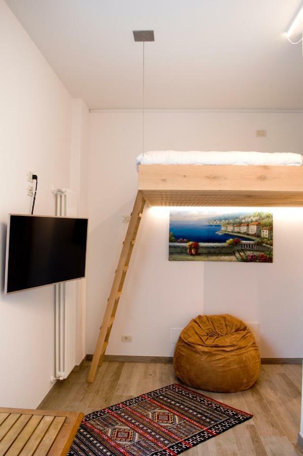 Front Lake Studio With Loft Bed And Pool バルドリーノ エクステリア 写真